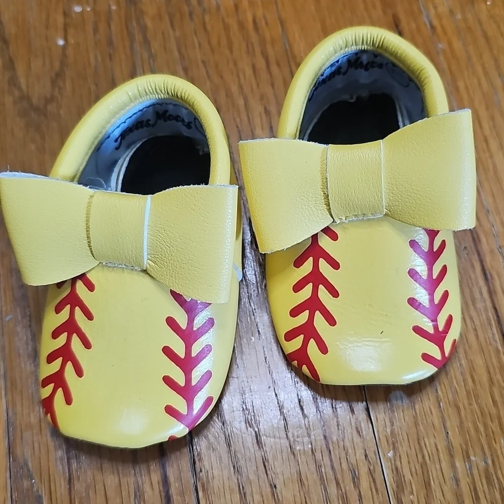 👪 Texas Moccs Size 2/3 Softball...like New!